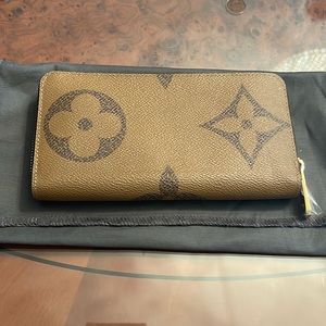 Authentic Louis Vuitton, zippy wallet